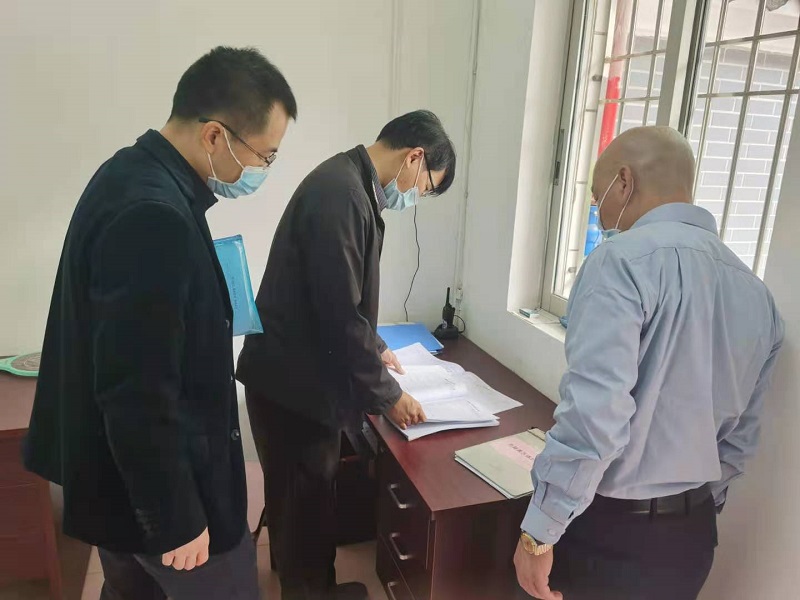 韦局在救助区检查救助业务台账.jpg