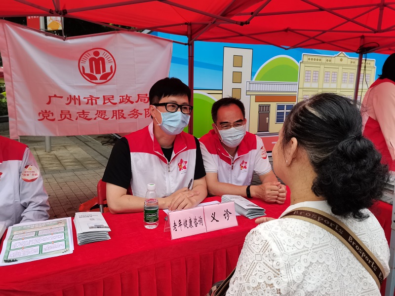 市东升医院党员医生为群众提供义诊服务.jpg