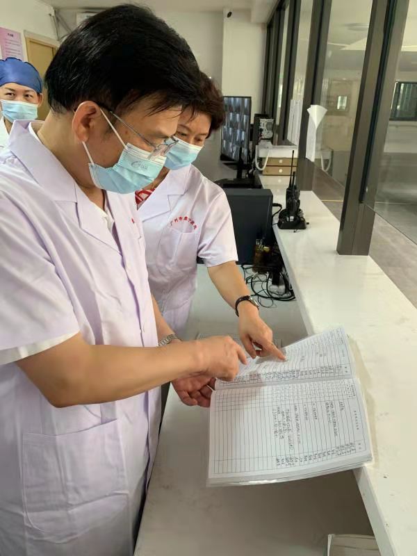 市民政局党组书记、局长何镜清检查局精神病院疫情防控等工作.jpg