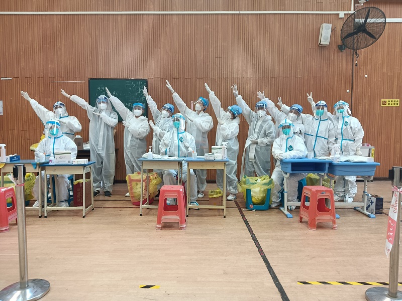 市东升医院：全力支援社区和学校核酸检测2.jpg
