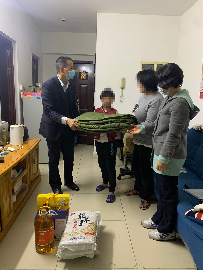 寒夜挑灯送关怀　 情牵一线暖童心——广州市未成年人救助保护中心开展关爱困境儿童寒冬送暖行动1.jpg