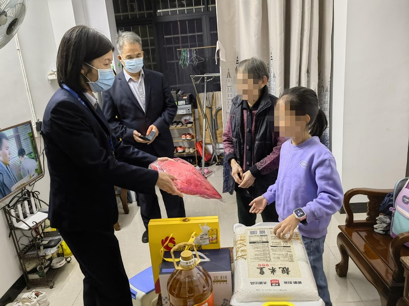 寒夜挑灯送关怀　 情牵一线暖童心——广州市未成年人救助保护中心开展关爱困境儿童寒冬送暖行动3.jpg