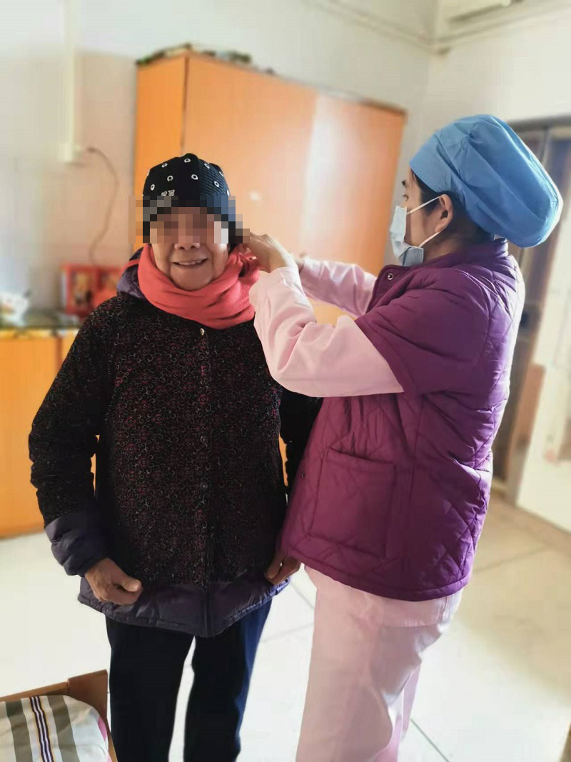图1：老人全副武装抵御寒潮.jpg
