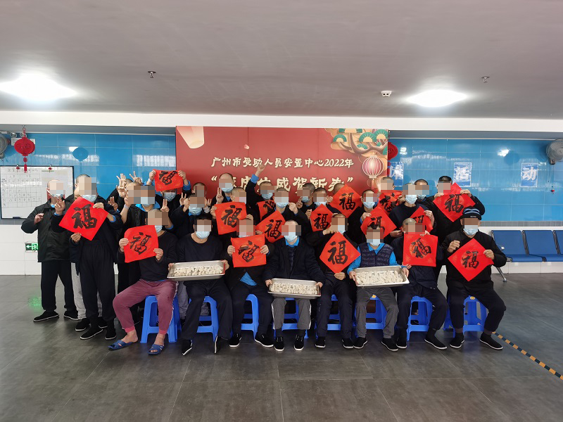图片3：受助人员展示包好的饺子.jpg