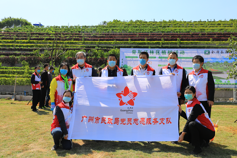 成人直播
党员志愿者积极参与义务植树活动.png