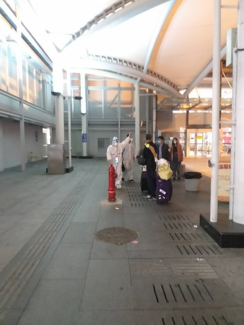引导旅客至指定区域.jpg